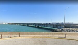 Se pesca en el puente carranza